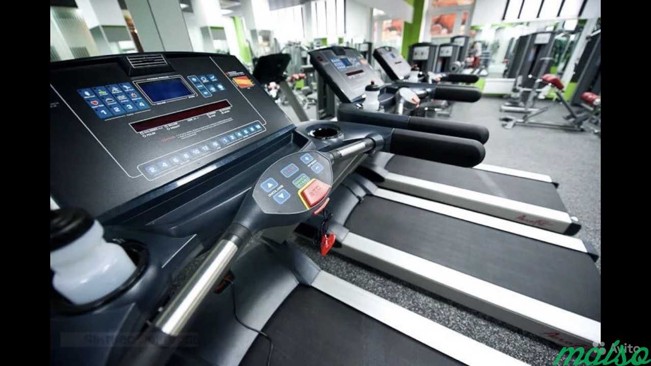 Как включить дорожку в зале. Aerofit 8700. Беговые дорожки Aerofit 8700. Беговая дорожка Aerofit professional 8700tm. Беговая Аэрофит 8700тм.