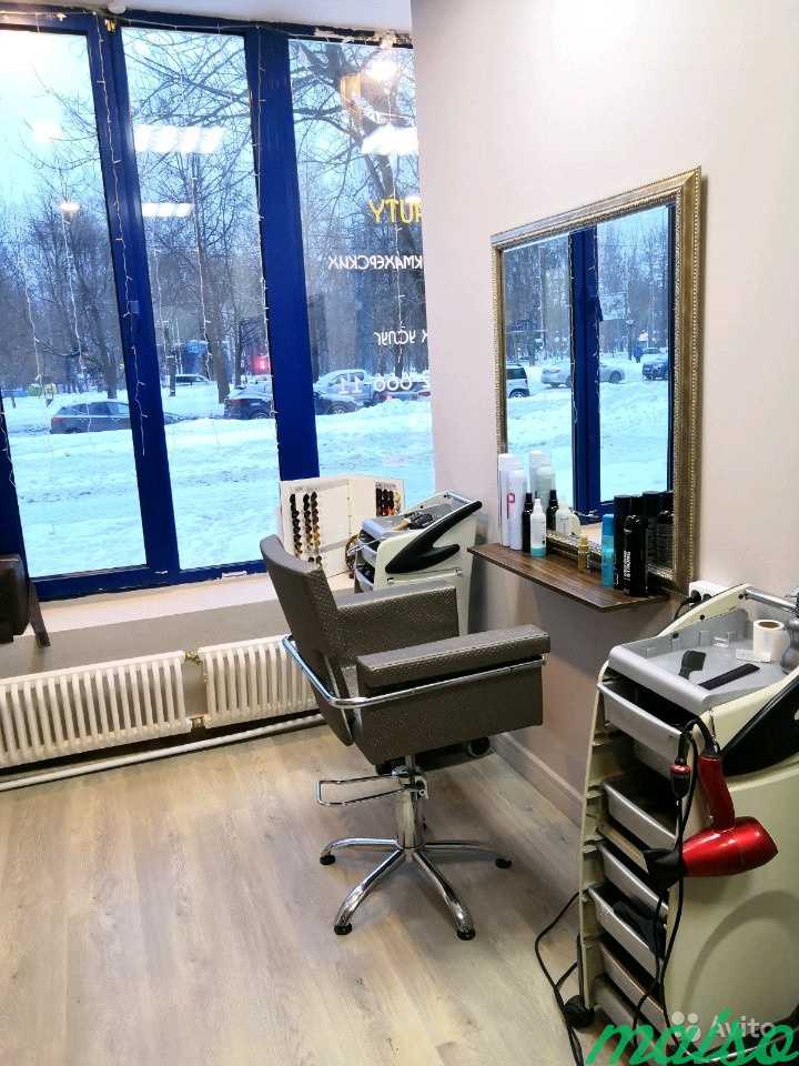 Снять парикмахерское кресло. Кресло парикмахера в салоне. Кресло для салона красоты. Парикмахерское кресло в парикмахерской. Арендовать парикмахерское кресло.