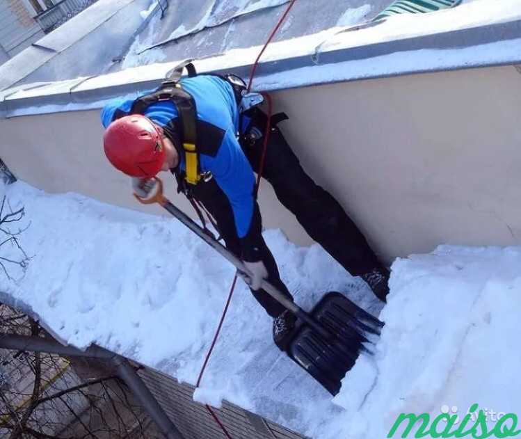 Промышленный Альпинист Уборка снега с крыши в Москве. Фото 1
