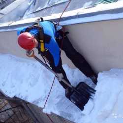 Промышленный Альпинист Уборка снега с крыши