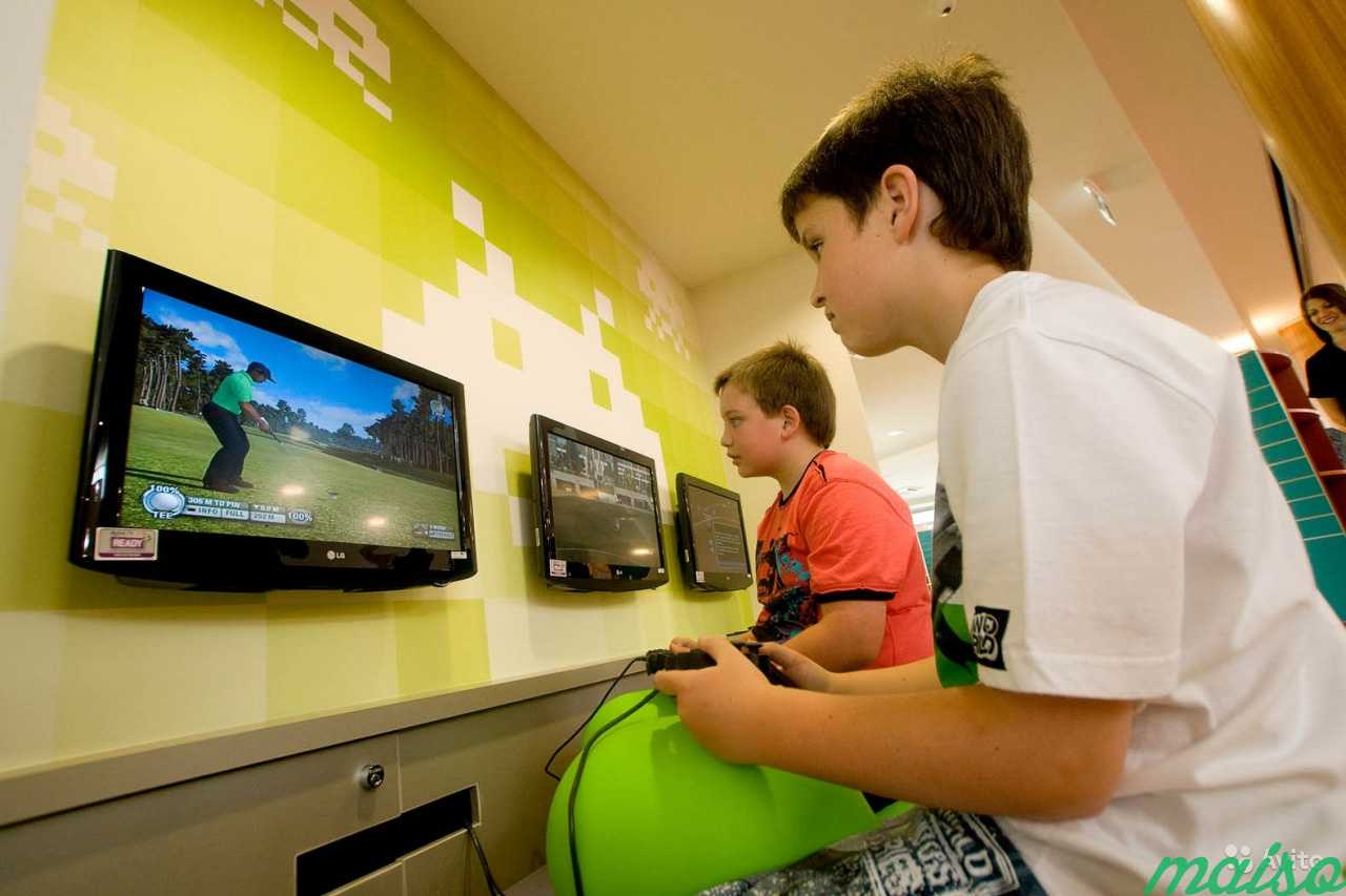 Семейные видео игры. Современные игры для подростков. Плейстейшен для детей. Игры для подростков в помещении. Дети играют в PLAYSTATION.