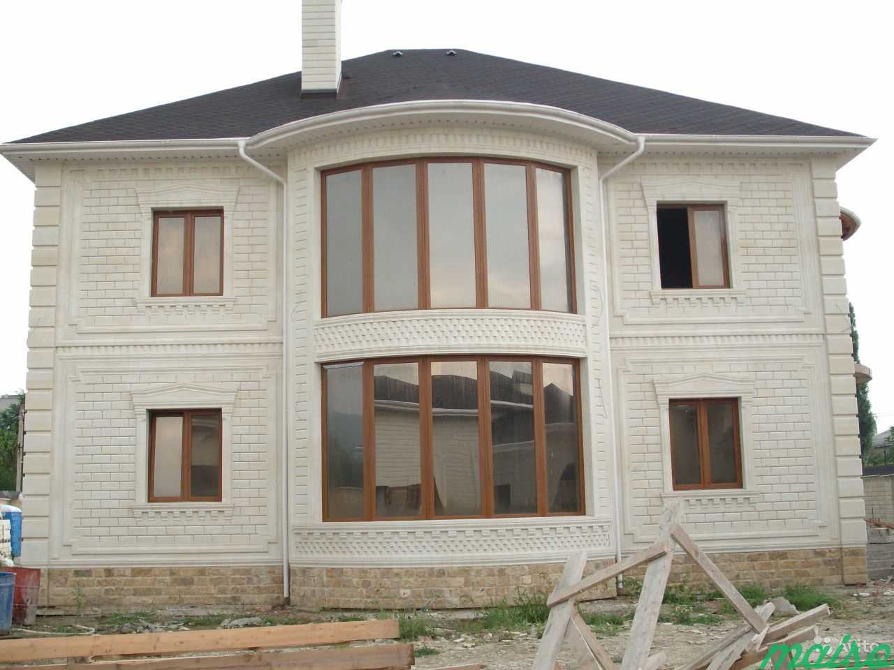 Дом из дагестанского камня с белыми окнами