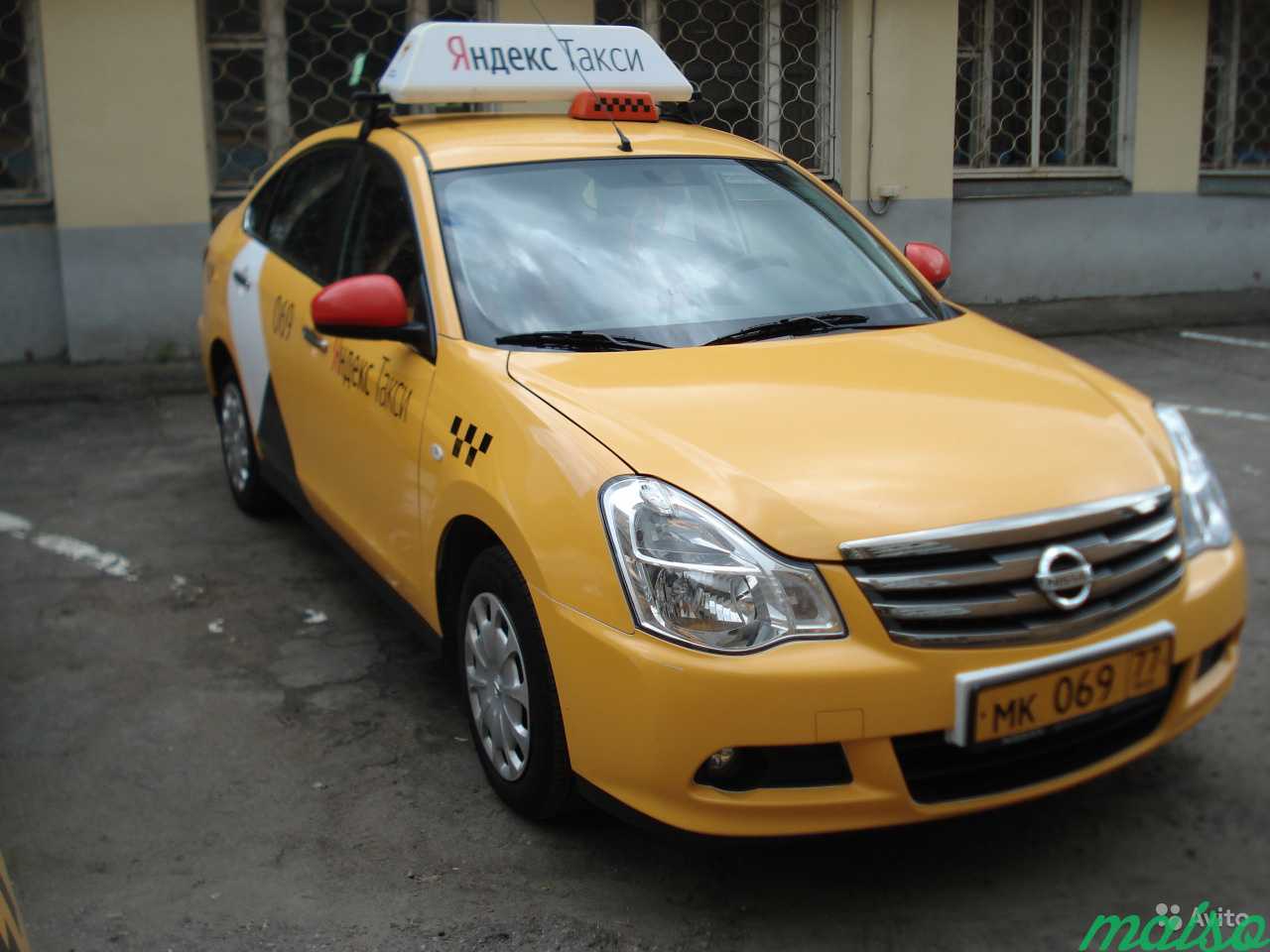 Таксопарки москвы аренда такси. Ниссан Альмера такси. Желтый Nissan Almera. Almera 2015 такси.