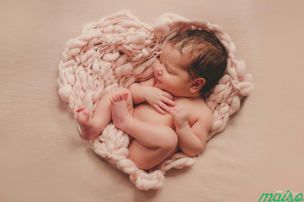 Фотосессия новорожденного с сердечками