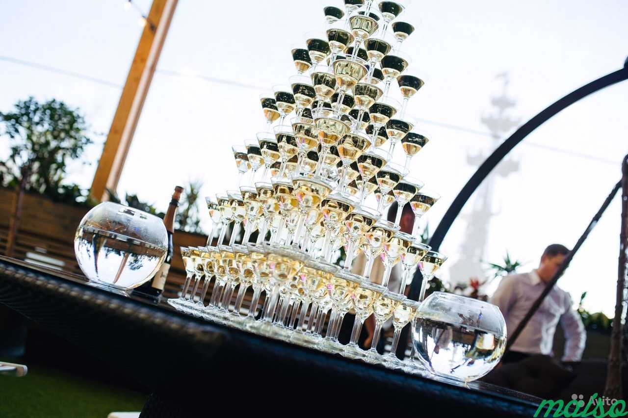 Пирамида из бокалов шампанского в Москве. Фото 1