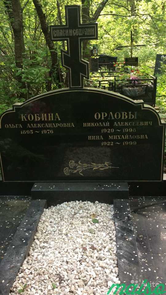 Гравировка надписи на памятнике на кладбище в Москве. Фото 9