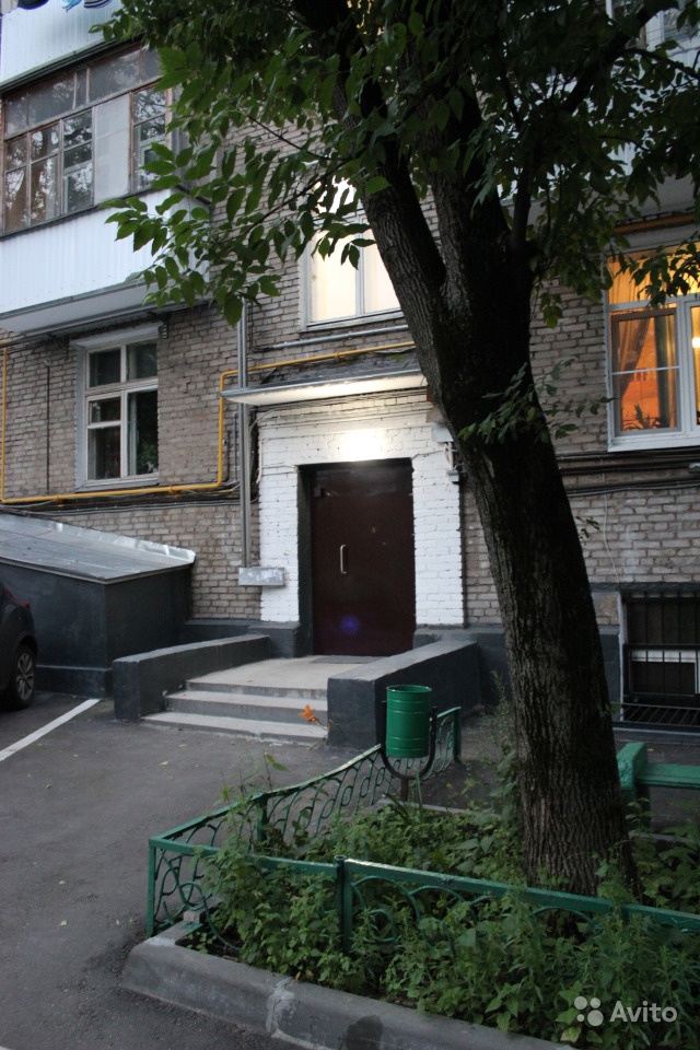 Продам комнату Комната 21 м² в 3-к квартире на 1 этаже 4-этажного кирпичного дома в Москве. Фото 1