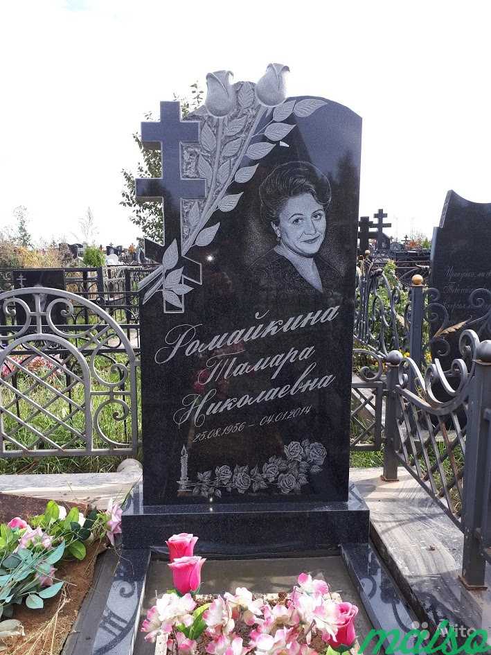 Памятник из гранита на могилу в Москве. Фото 1