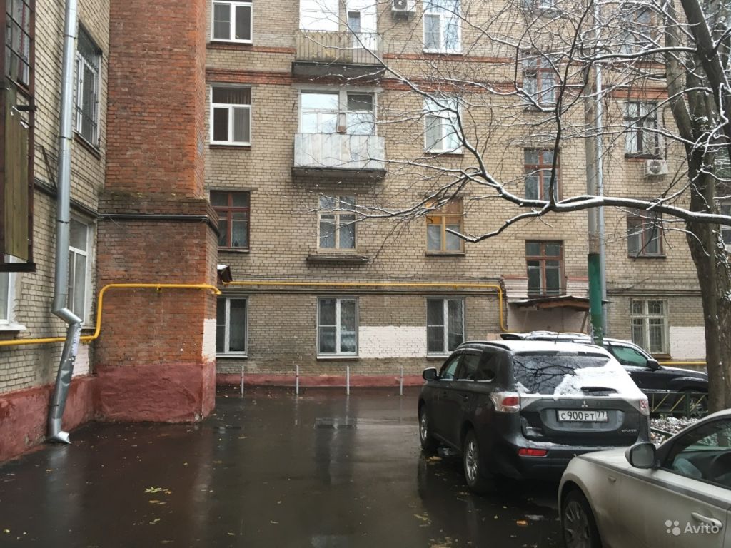 Продам комнату Комната 15.3 м² в 4-к квартире на 1 этаже 5-этажного кирпичного дома в Москве. Фото 1