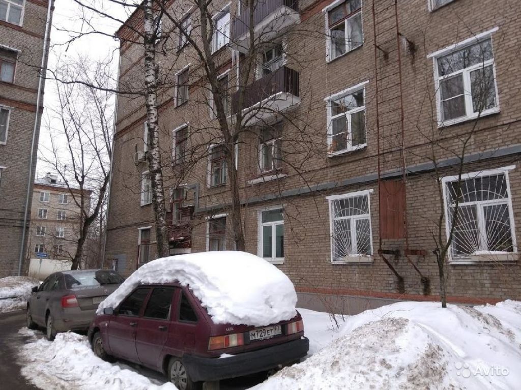 Продам комнату Комната 21 м² в 4-к квартире на 1 этаже 5-этажного кирпичного дома в Москве. Фото 1