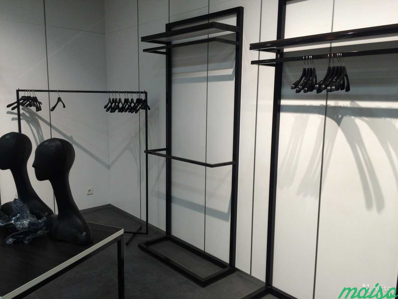 Черное торговое оборудование для магазина одежды