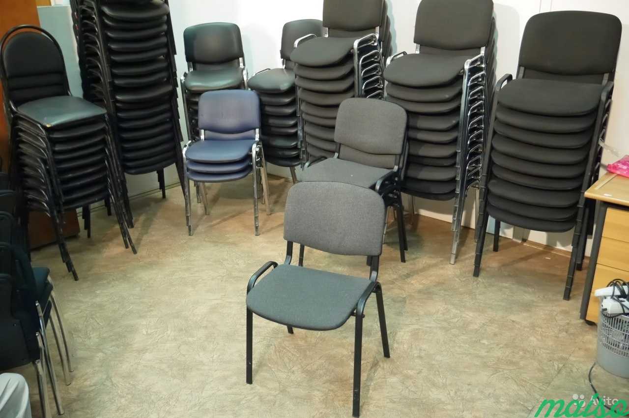 Офисные стулья в ряд