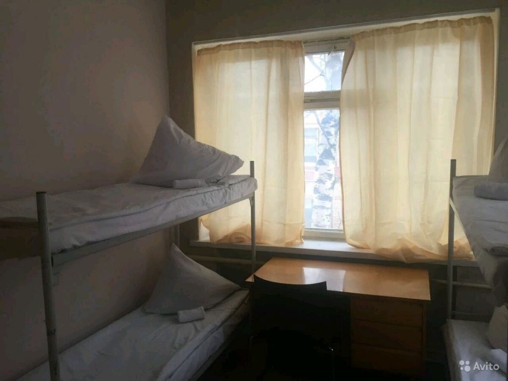Сдам комнату посуточно Комната 24 м² в 8-к квартире на 2 этаже 2-этажного кирпичного дома в Москве. Фото 1