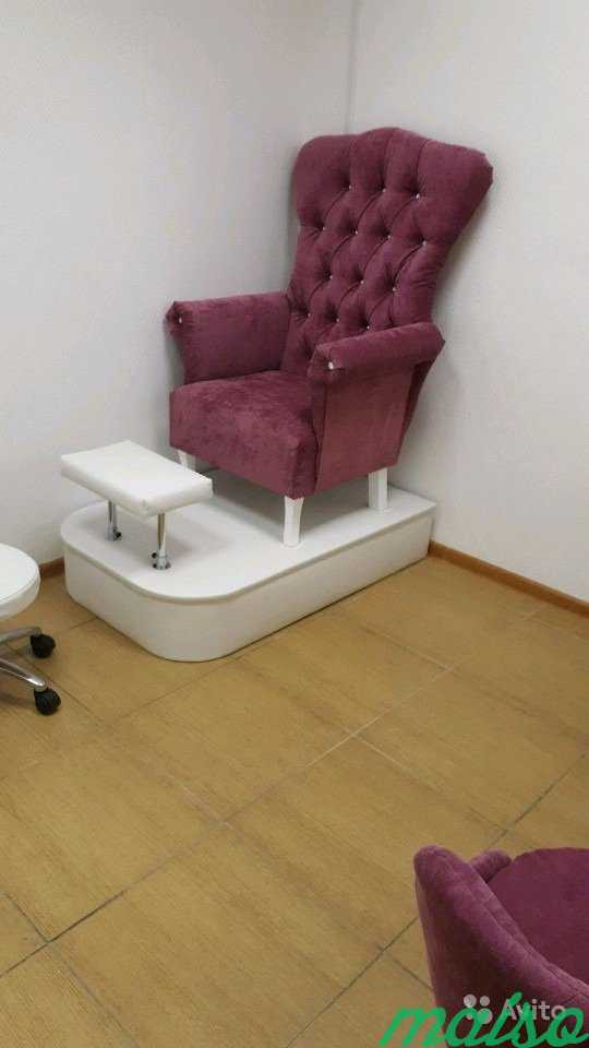 Педикюрные подиумы. Подиум для педикюрного кресла. Кресло для педикюра на подиуме. Педикюрный трон с подиумом. Педикюрное кресло трон.