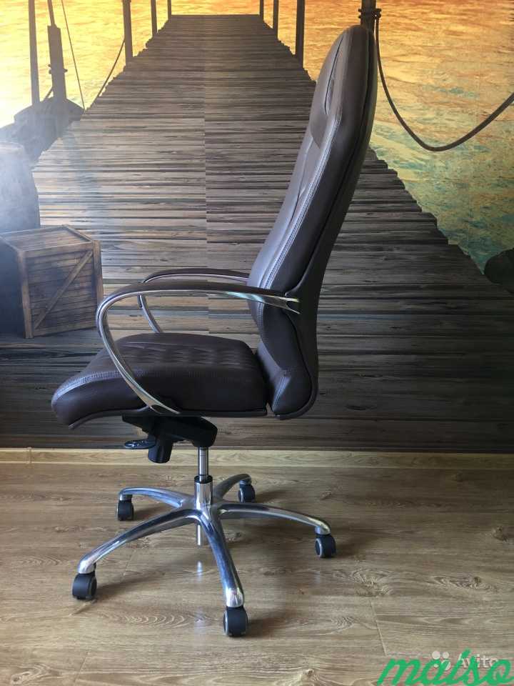 Кресло руководителя Бюрократ aura/brown коричневый в Москве. Фото 2