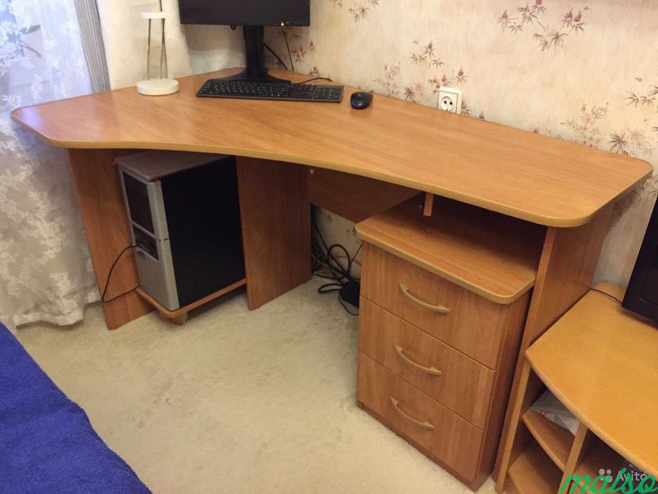 Офисный стол угловой с большой рабочей поверхностью и тумбой