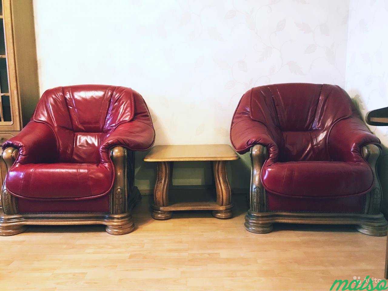 Комплект 2 кожаных кресла и дубовый журнальный сто в Москве. Фото 1