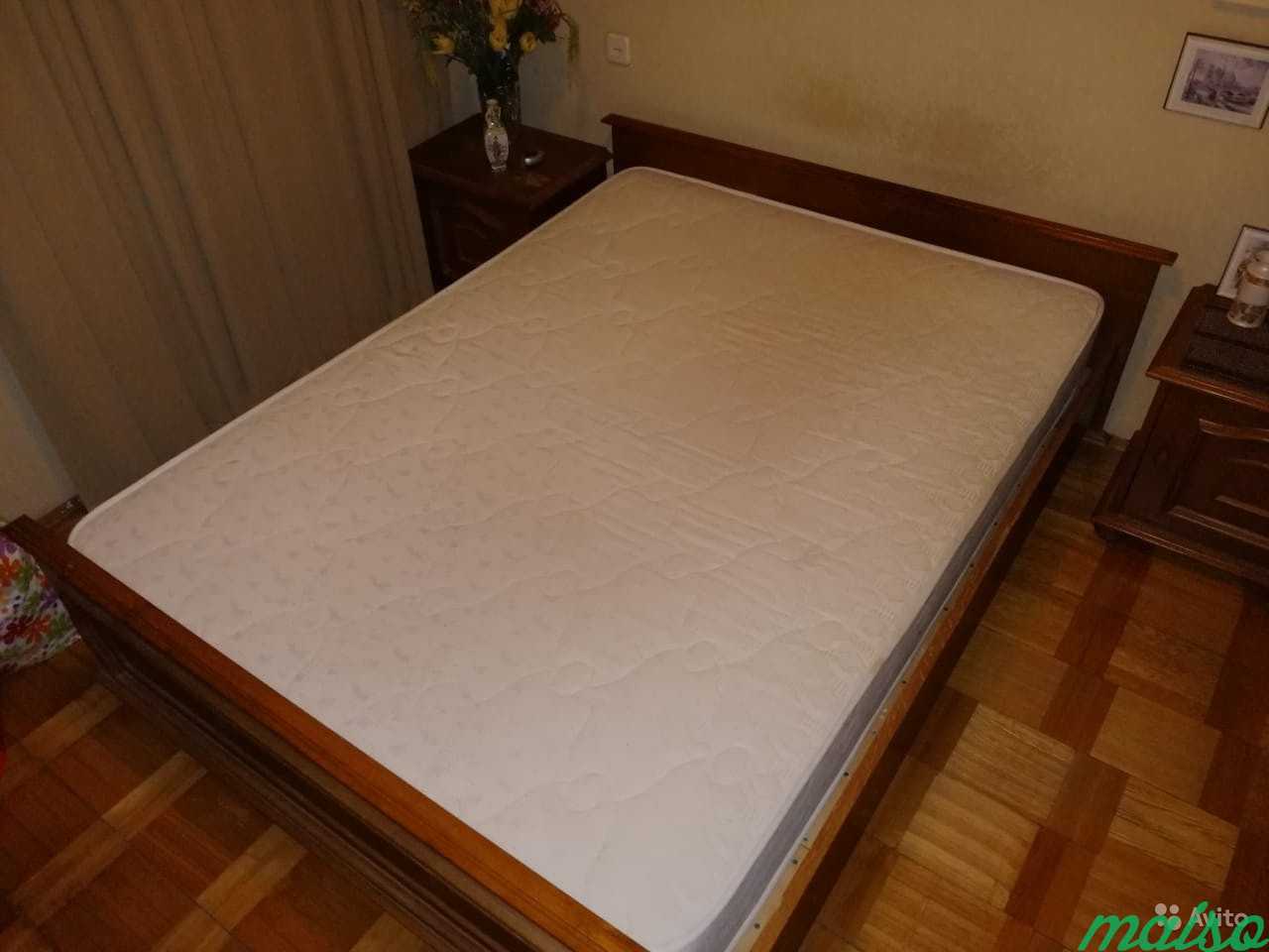 Продам кровать с матрасом и две тумбочки в Москве. Фото 3