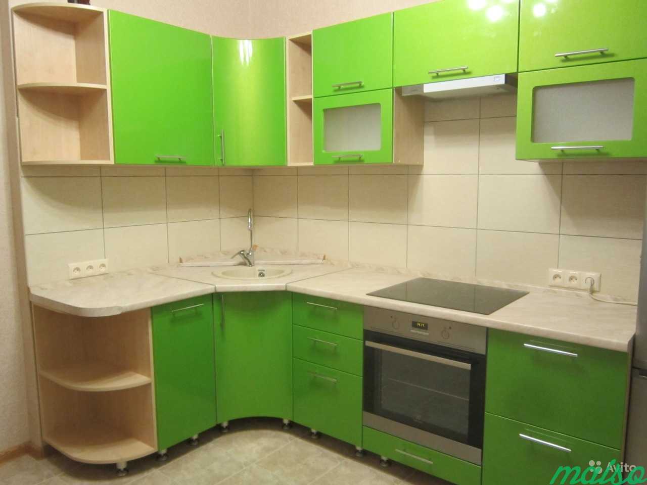 угловые кухни с зеленым фасадом