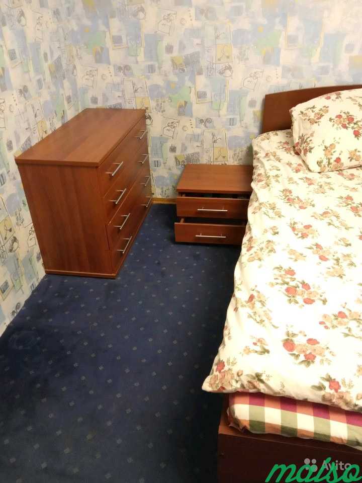 Кровать с матрасом, две тумбочки, комод в Москве. Фото 2