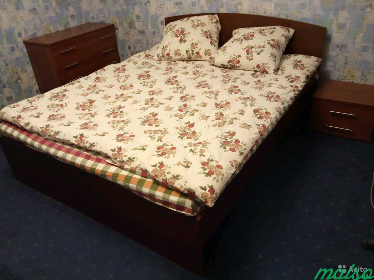 Кровать с матрасом, две тумбочки, комод в Москве. Фото 1