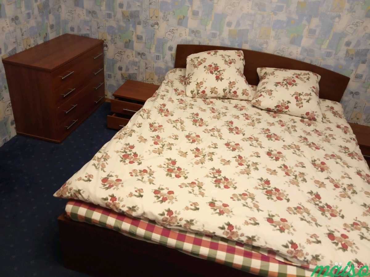 Кровать с матрасом, две тумбочки, комод в Москве. Фото 3