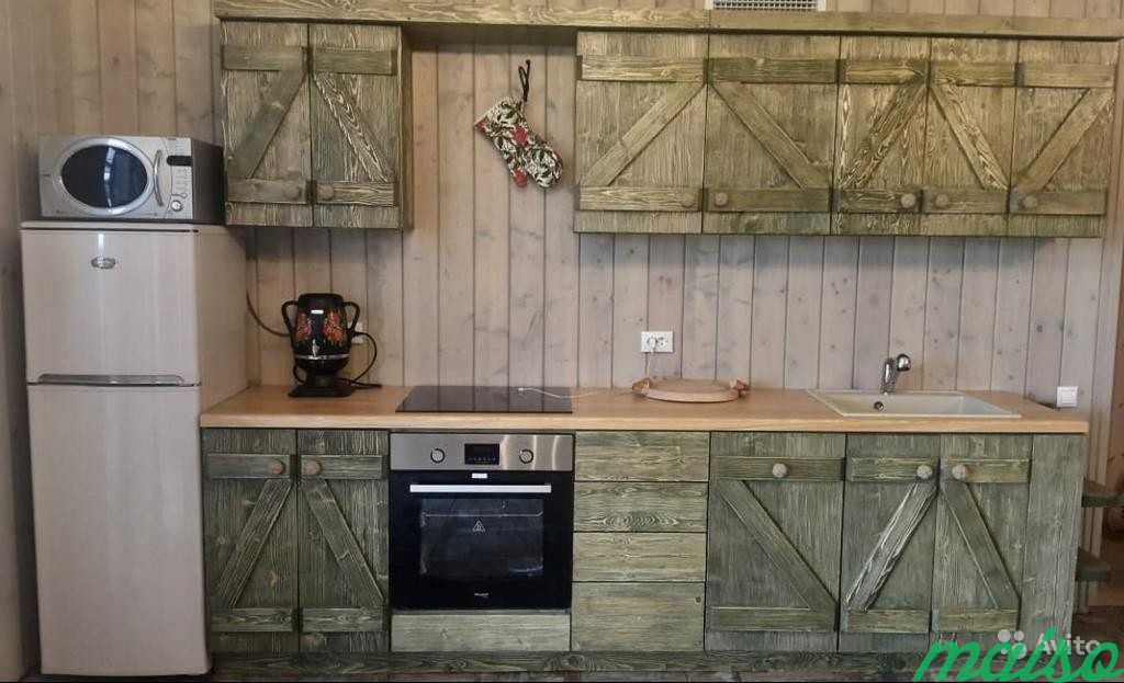 Кухонный гарнитур из массива сосны в стиле кантри в Москве. Фото 1