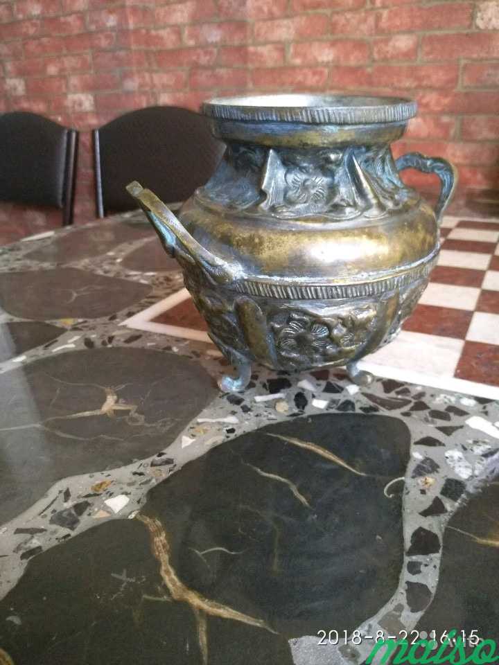 Старинная ваза из бронзы в Москве. Фото 5