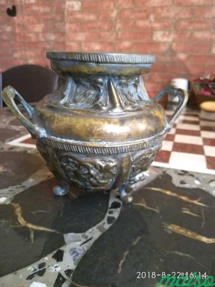 Старинная ваза из бронзы в Москве. Фото 1