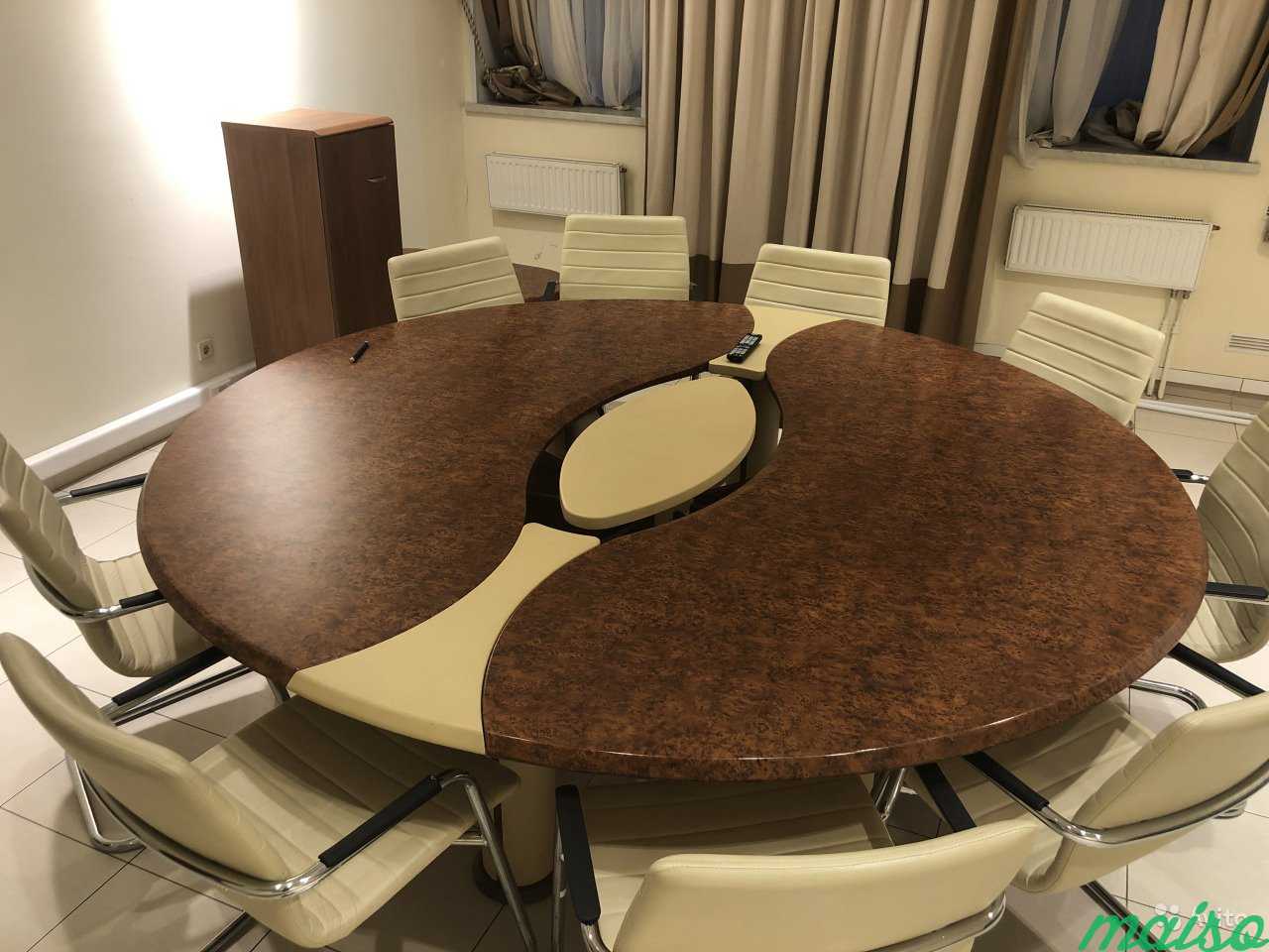 большой круглый стол для переговоров