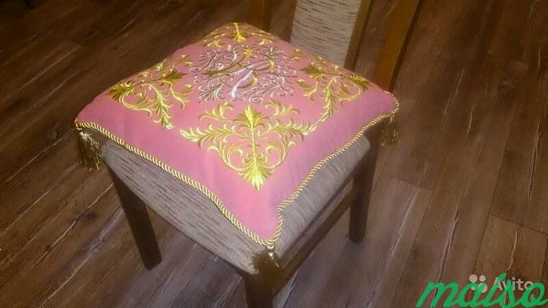 Декоративная подушка с вышивкой золотом в Москве. Фото 2