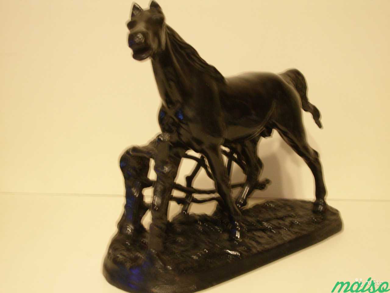 Лошадь (конь) у плетня в Москве. Фото 2