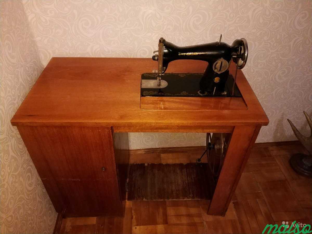 Швейная машинка Чайка Подольская со столом