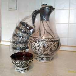 Графин и чашечки глиняные