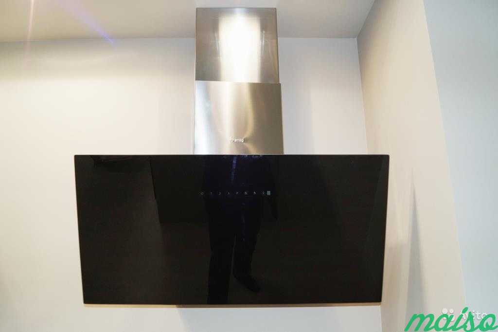 Вытяжка настенная 90 см, черное стекло Smeg kicv90 в Москве. Фото 1