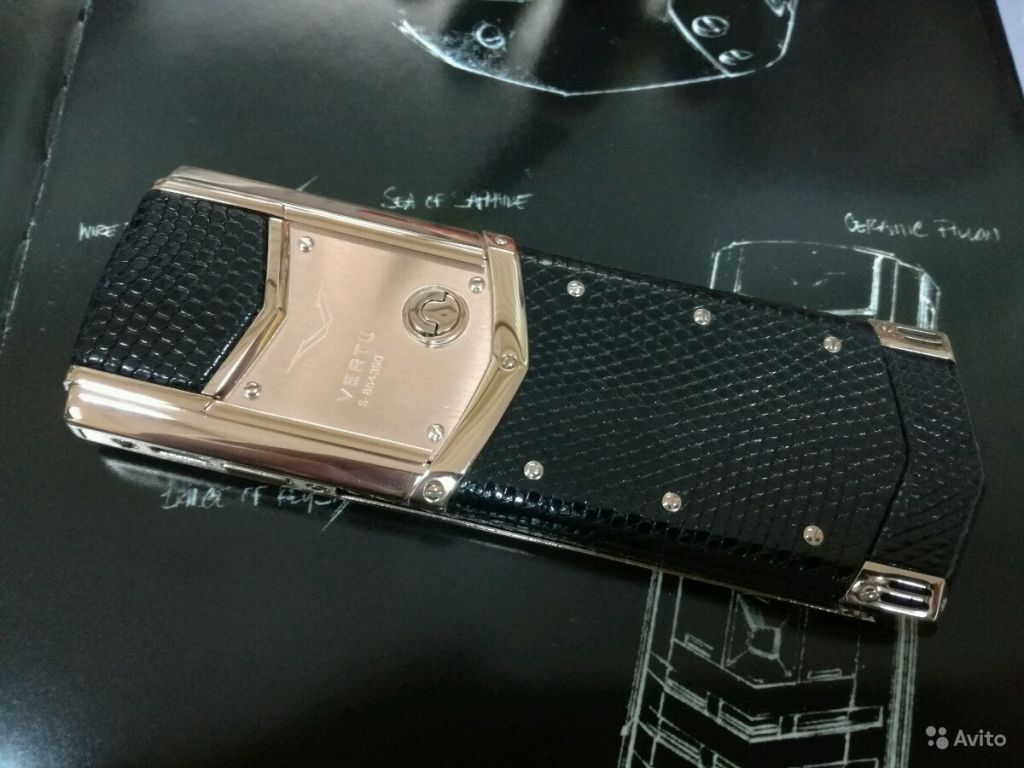 Vertu s design gold iguana в Москве. Фото 1