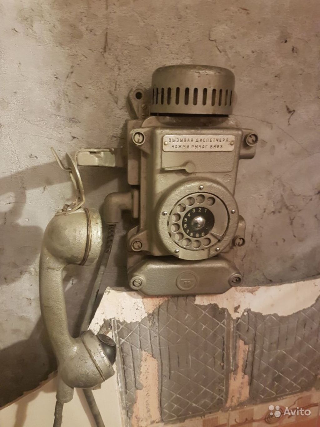 Старинный металический телефон в Москве. Фото 1
