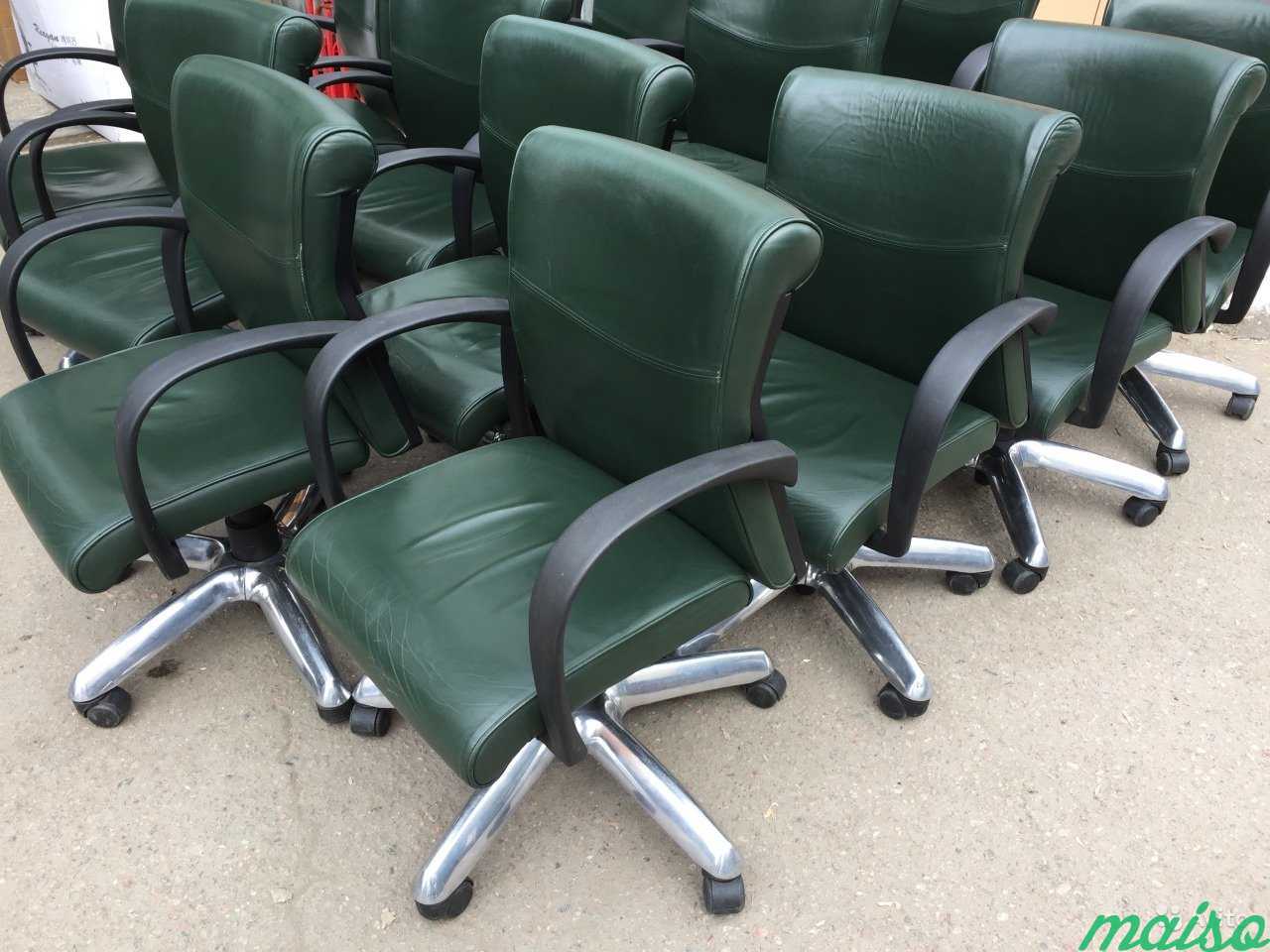 Кресло на колесиках зеленое