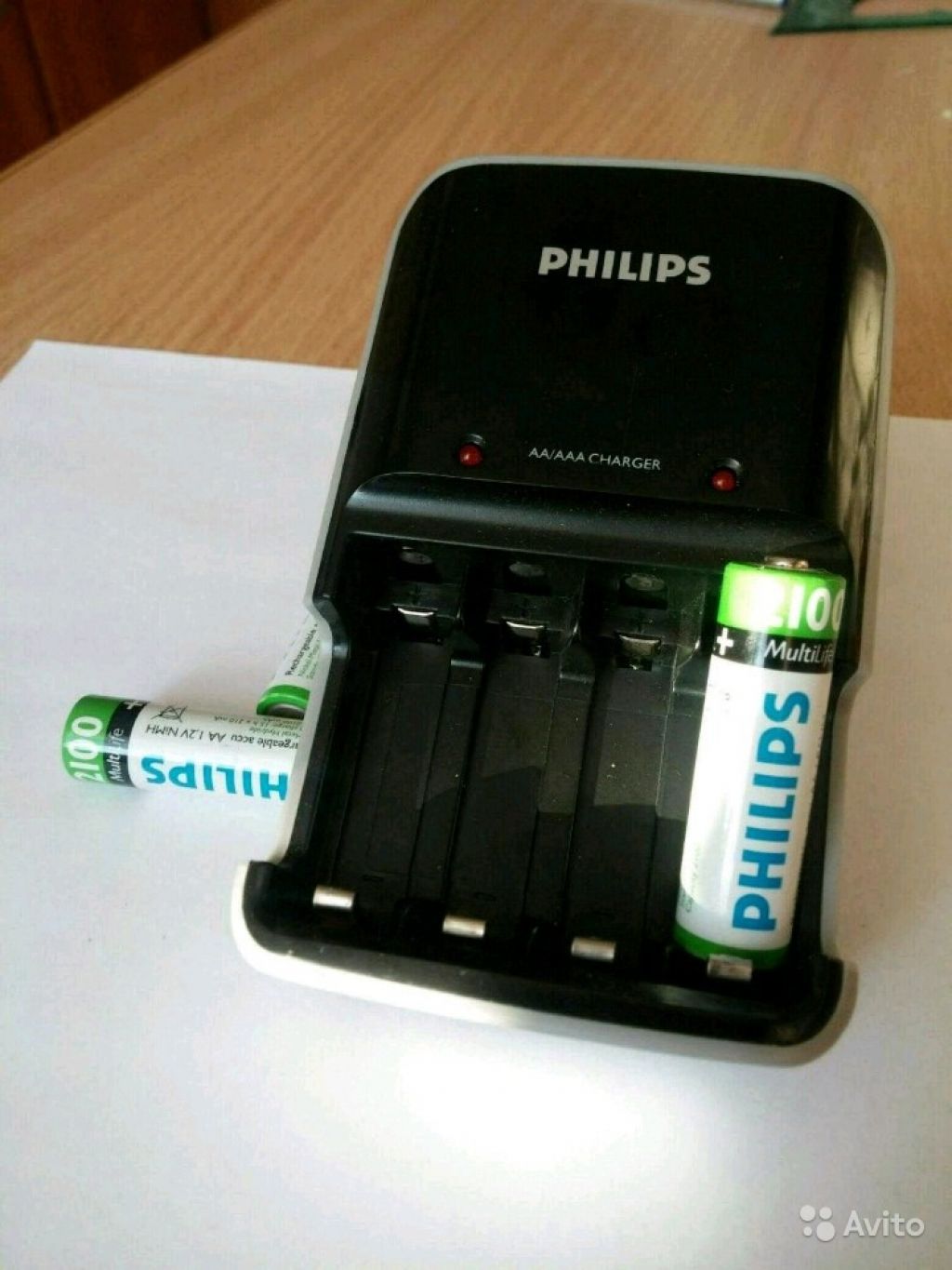 Как заряжать филипс. Зарядное Филипс для батареек. Зарядное для батареек AA/AAA Philips. Зарядное для АА аккумуляторов Robiton. Зарядка для батареек Philips.